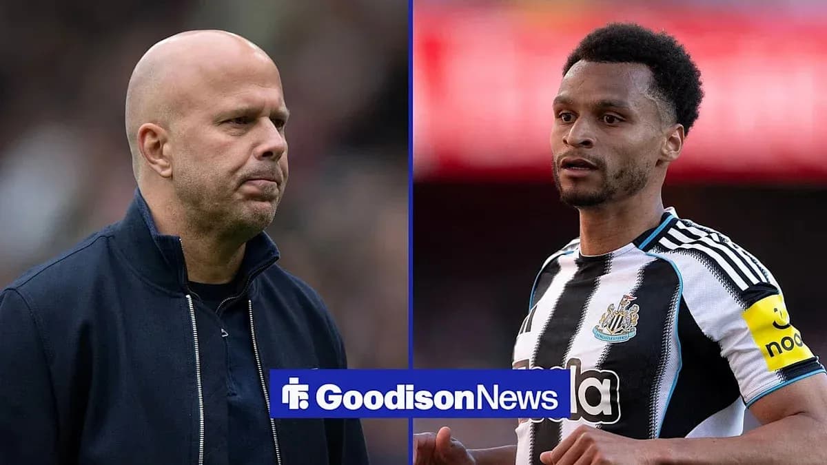 Entrenador y jugador de Newcastle en acción Entrenador y jugador de Newcastle en acción