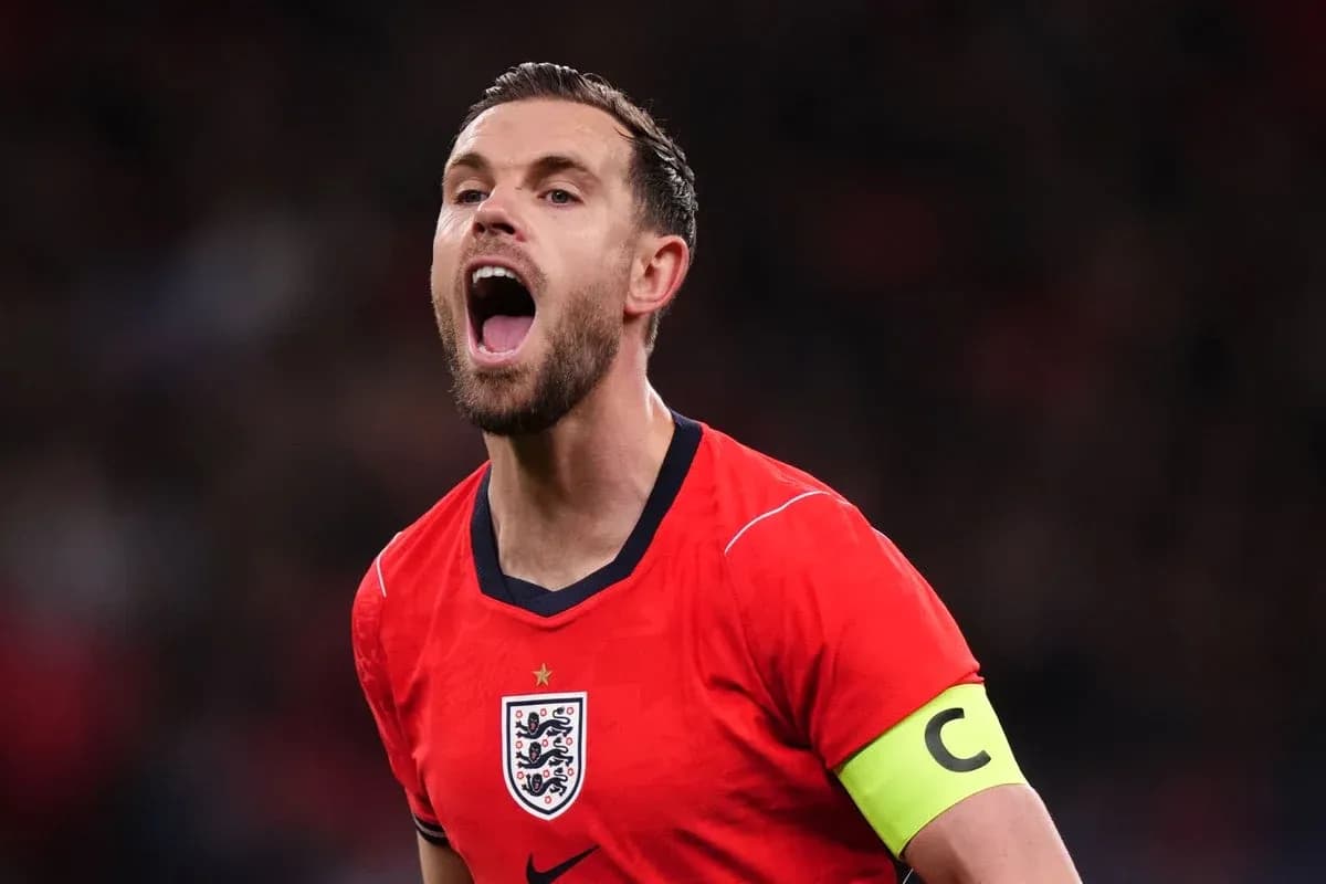 Jugador de Inglaterra gritando con camiseta roja Jugador de Inglaterra gritando con camiseta roja