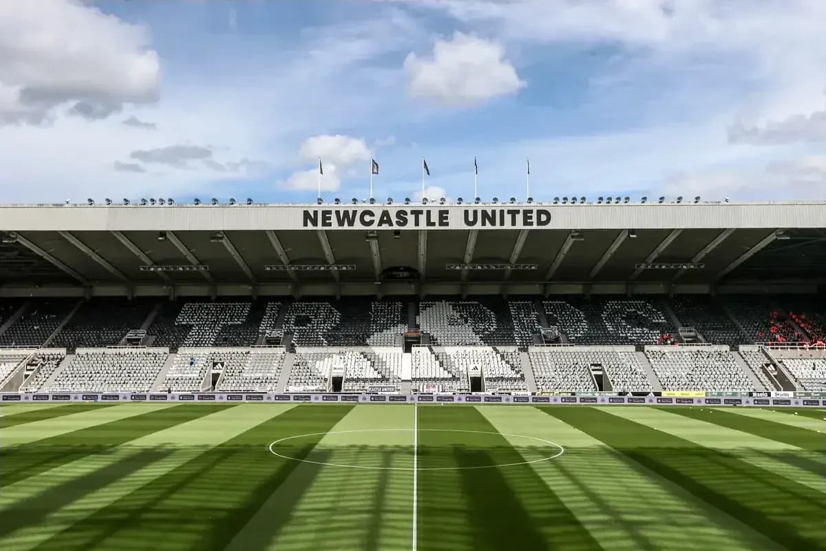 Estadio de Newcastle United con césped bien cuidado Estadio de Newcastle United con césped bien cuidado