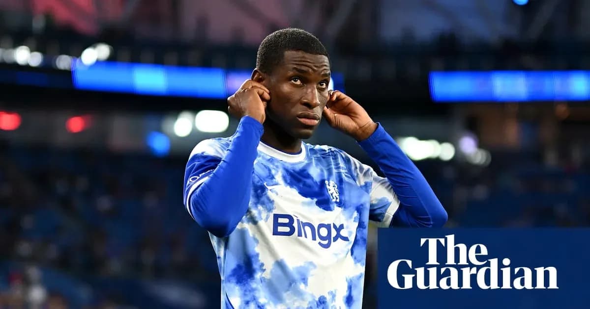 Jugador de Chelsea ajustándose los auriculares en el campo Jugador de Chelsea ajustándose los auriculares en el campo