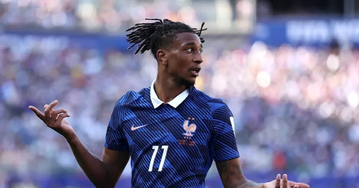 Jugador de Francia con camiseta número 11 en partido Jugador de Francia con camiseta número 11 en partido