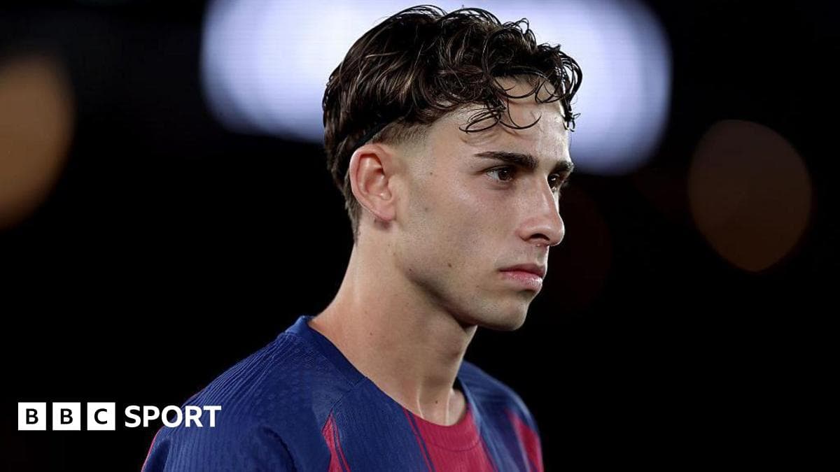 Jugador con camiseta del FC Barcelona en primer plano Jugador con camiseta del FC Barcelona en primer plano