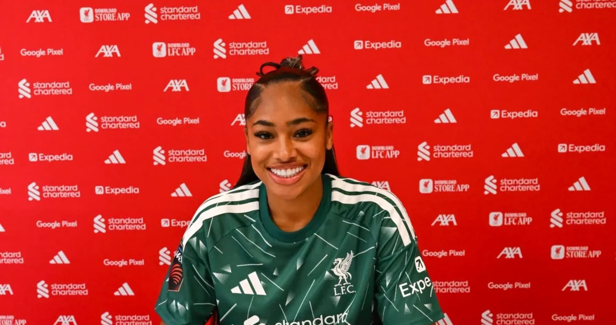 Jugadora sonriente en conferencia de prensa de Liverpool Jugadora sonriente en conferencia de prensa de Liverpool