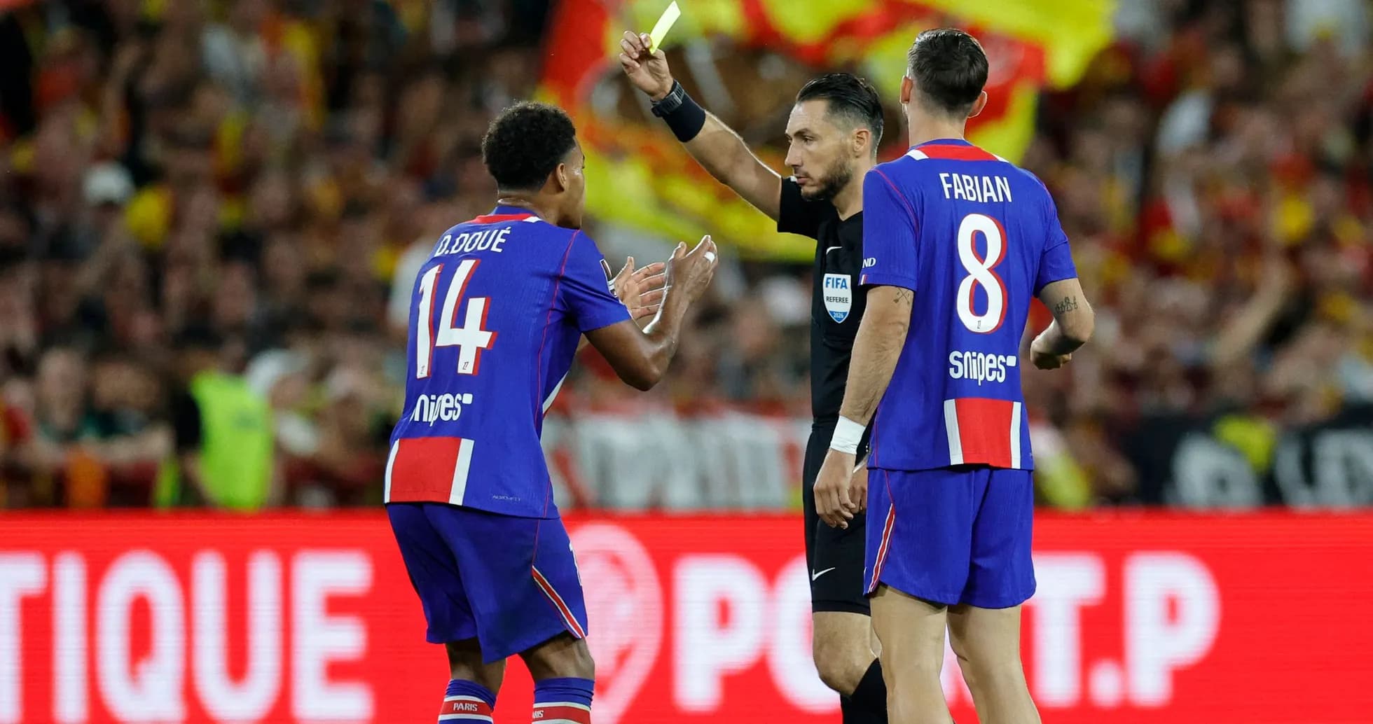 Jugador de D. Doué recibe tarjeta amarilla del árbitro Jugador de D. Doué recibe tarjeta amarilla del árbitro