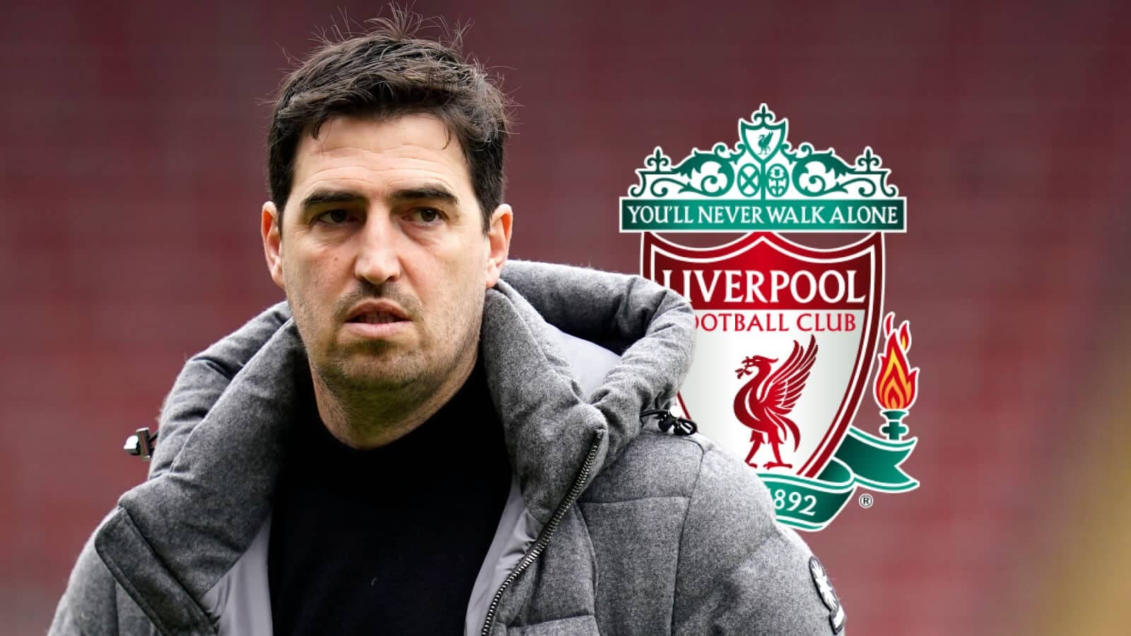 Entrenador de fútbol frente al logo de Liverpool Entrenador de fútbol frente al logo de Liverpool