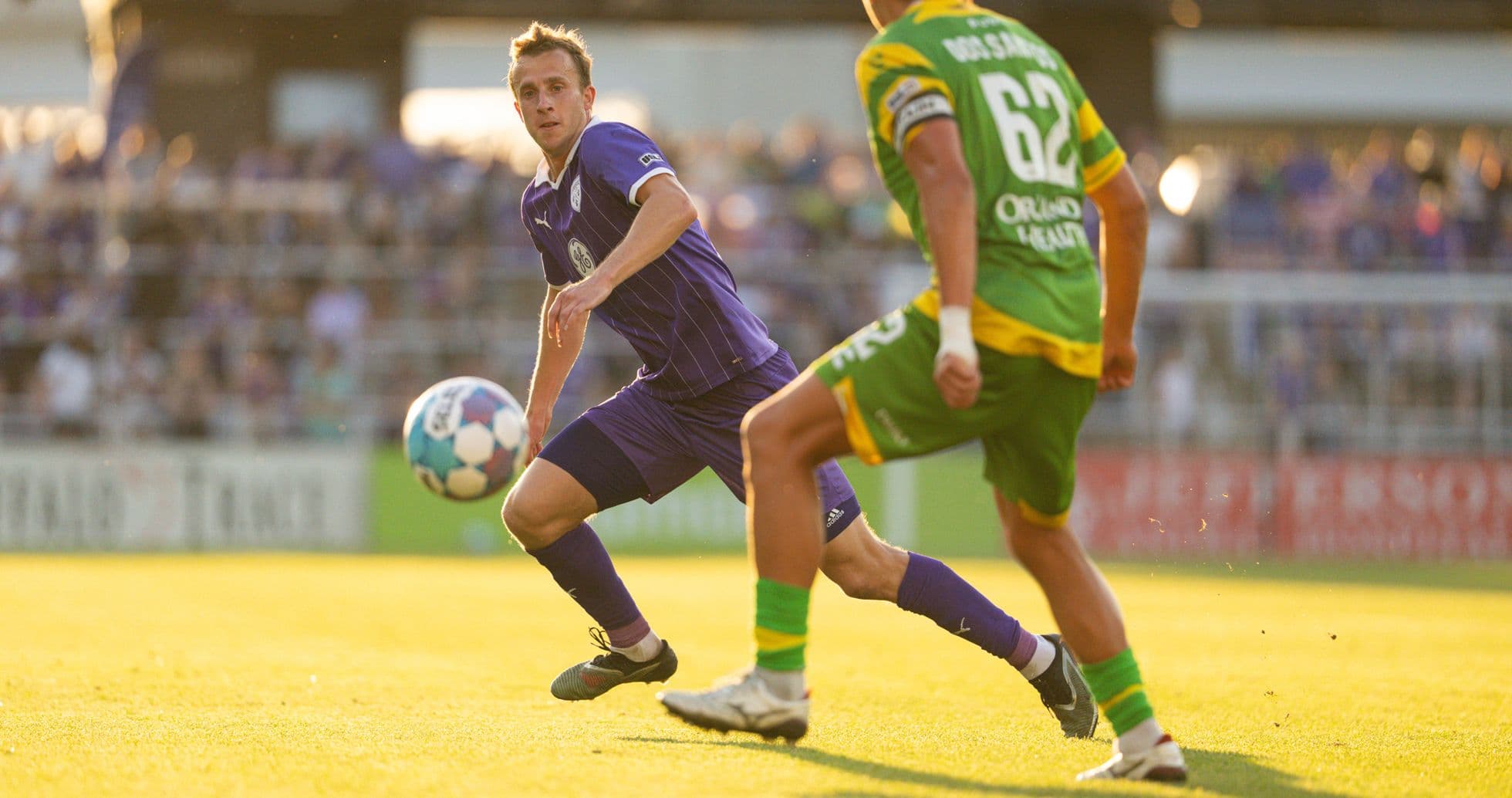 Jugador de Louisville City en acción durante el partido Jugador de Louisville City en acción durante el partido