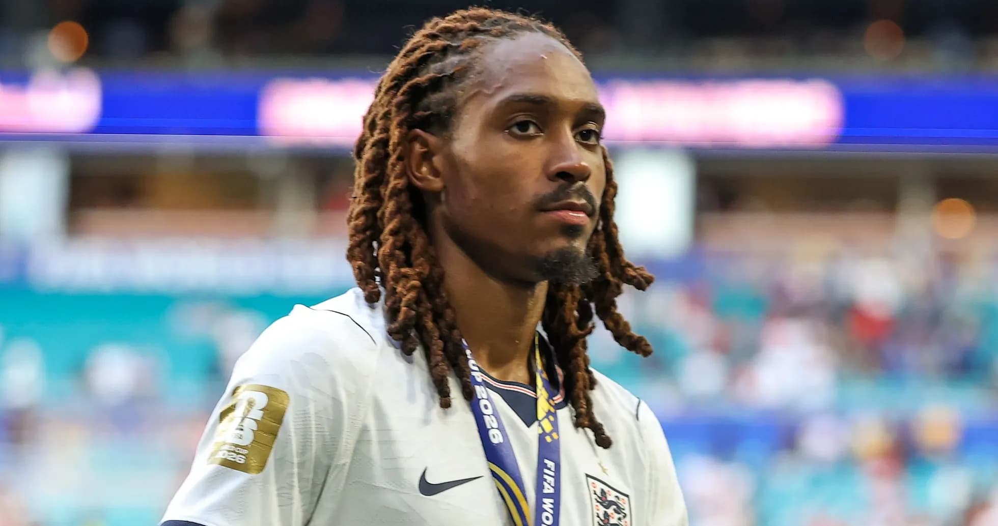 Jugador de Inglaterra con medalla en el cuello Jugador de Inglaterra con medalla en el cuello