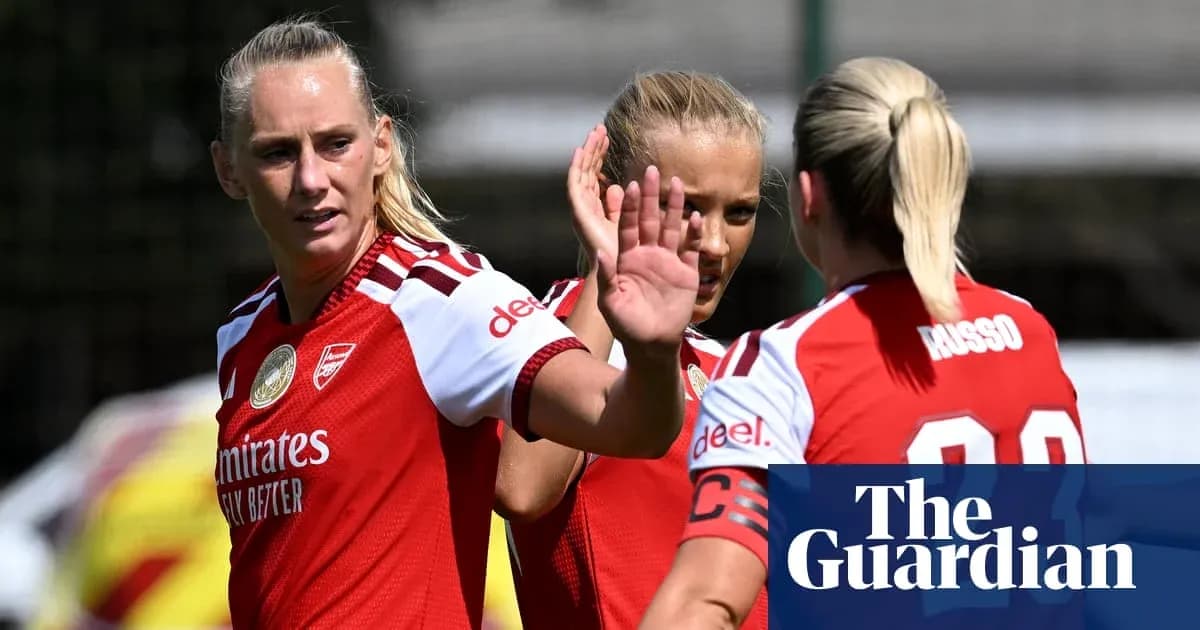 Jugadoras de Arsenal en entrenamiento saludando Jugadoras de Arsenal en entrenamiento saludando