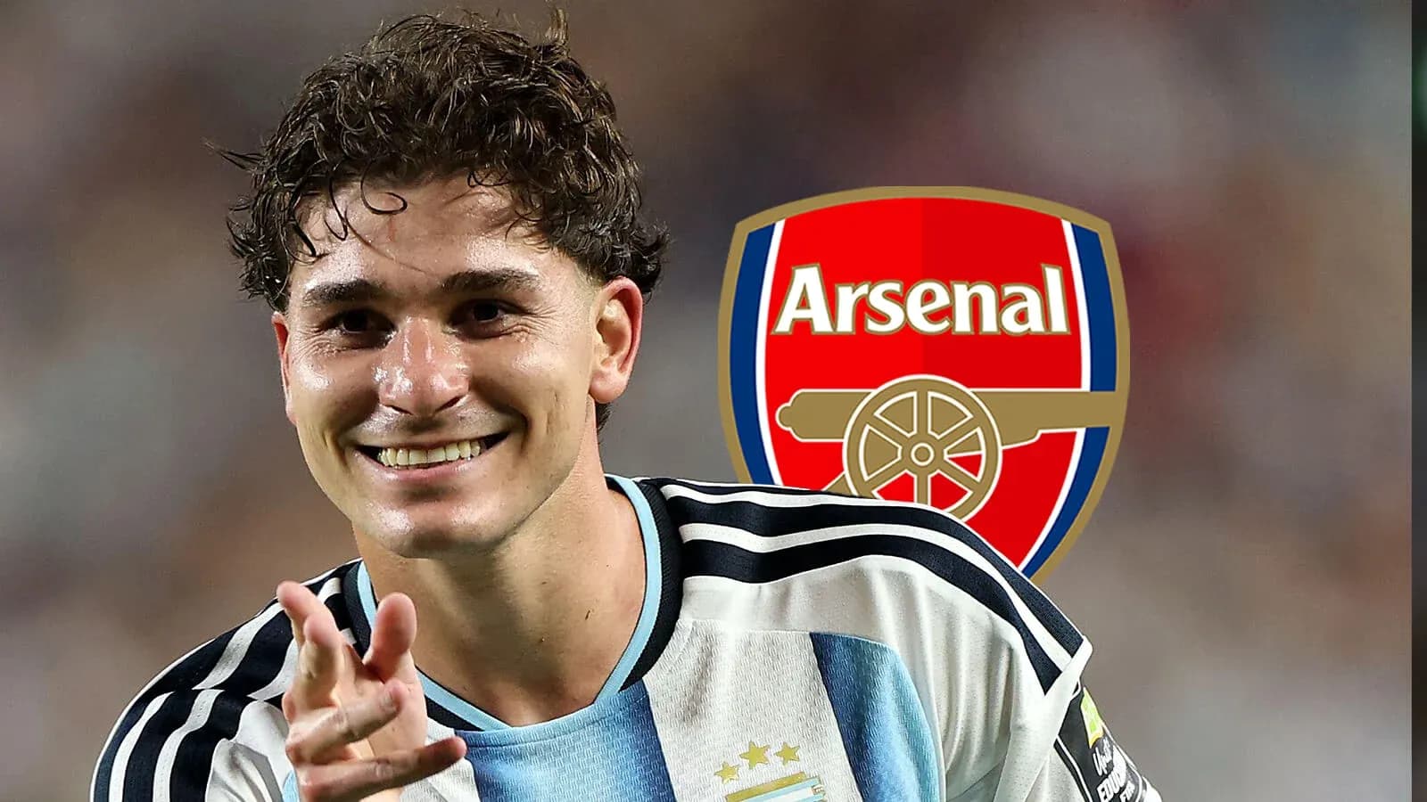 Jugador argentino sonriente con camiseta de fútbol Jugador argentino sonriente con camiseta de fútbol