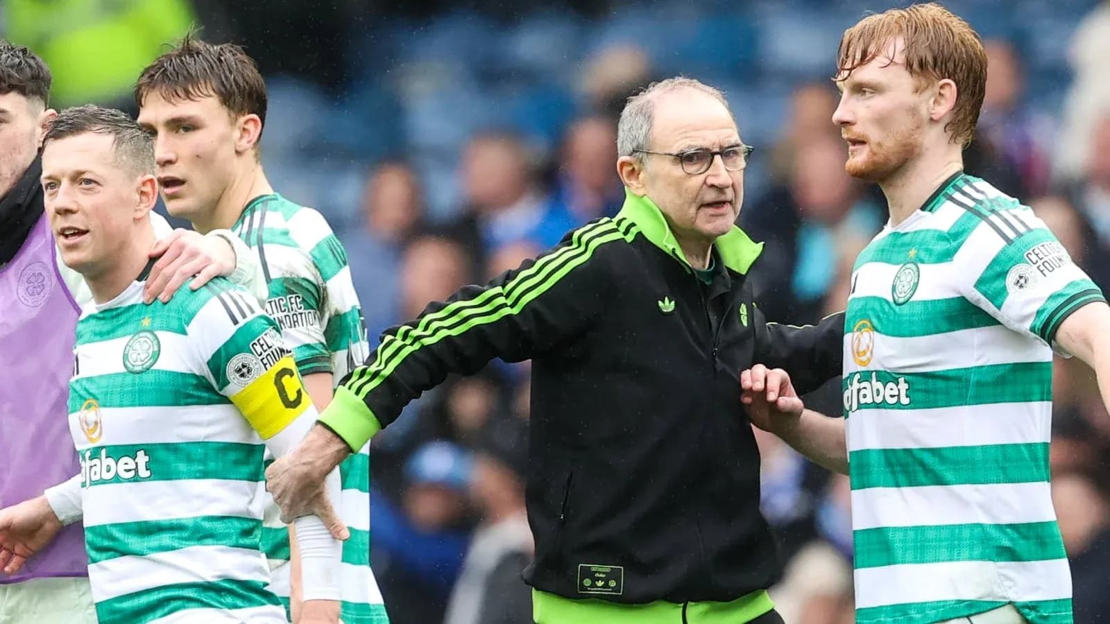 Jugadores de Celtic junto al entrenador en el partido Jugadores de Celtic junto al entrenador en el partido