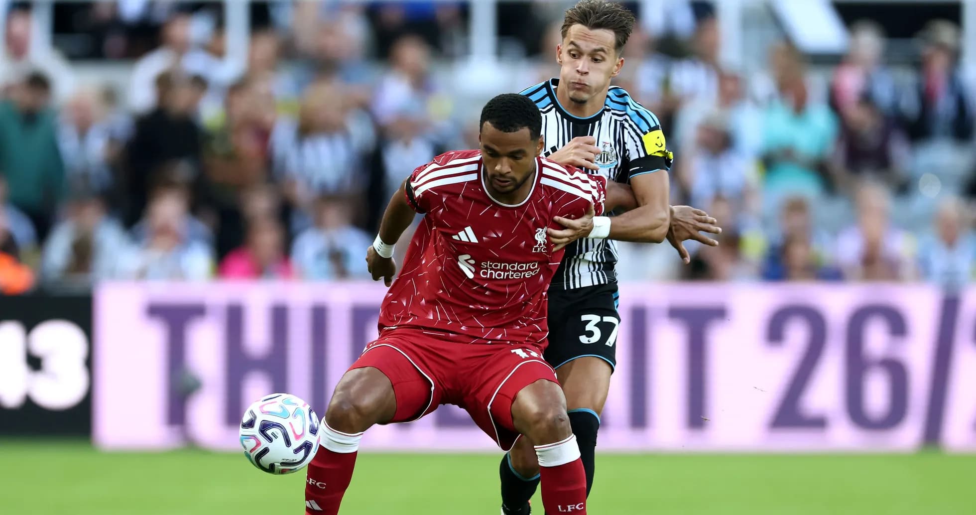 Jugador de Liverpool siendo marcado por jugador de Newcastle Jugador de Liverpool siendo marcado por jugador de Newcastle