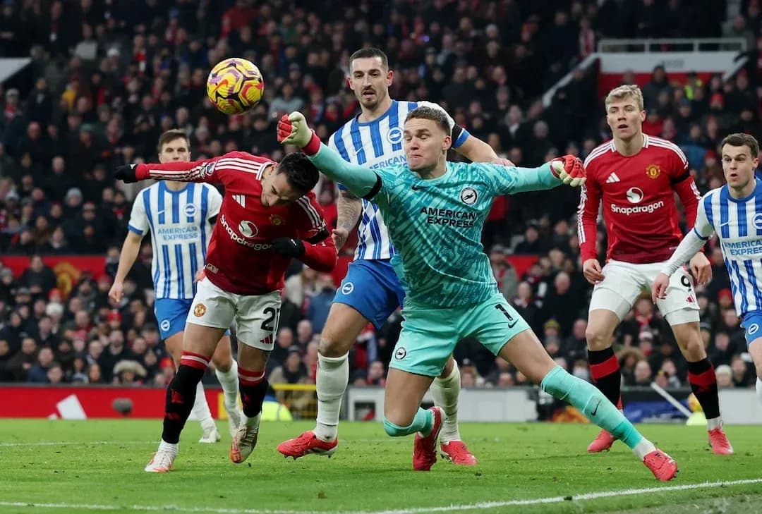 Portero del Brighton deteniendo un balón en el partido Portero del Brighton deteniendo un balón en el partido