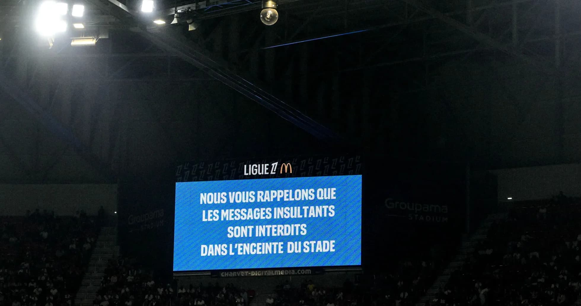 Pantalla informativa sobre mensajes prohibidos en estadio Pantalla informativa sobre mensajes prohibidos en estadio