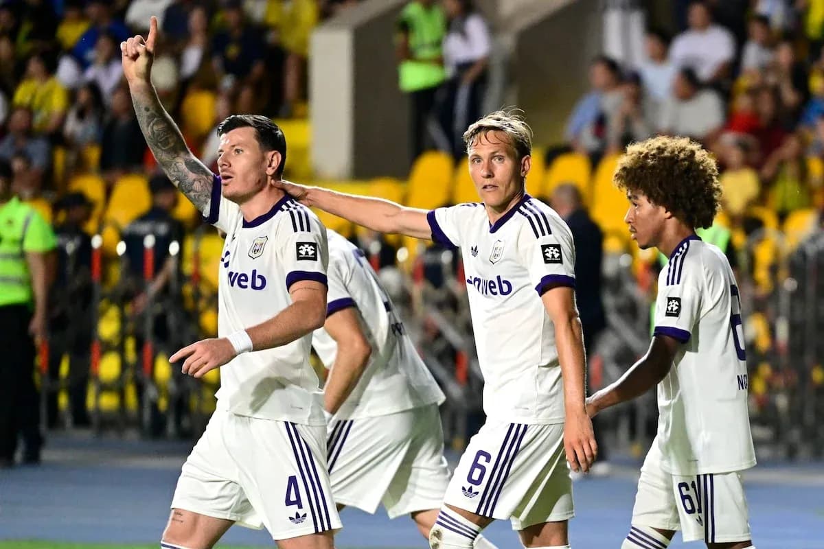 Jugadores de Anderlecht celebrando un gol Jugadores de Anderlecht celebrando un gol