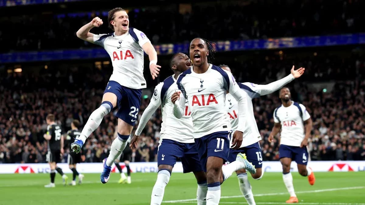 Jugadores de Tottenham celebrando un gol Jugadores de Tottenham celebrando un gol