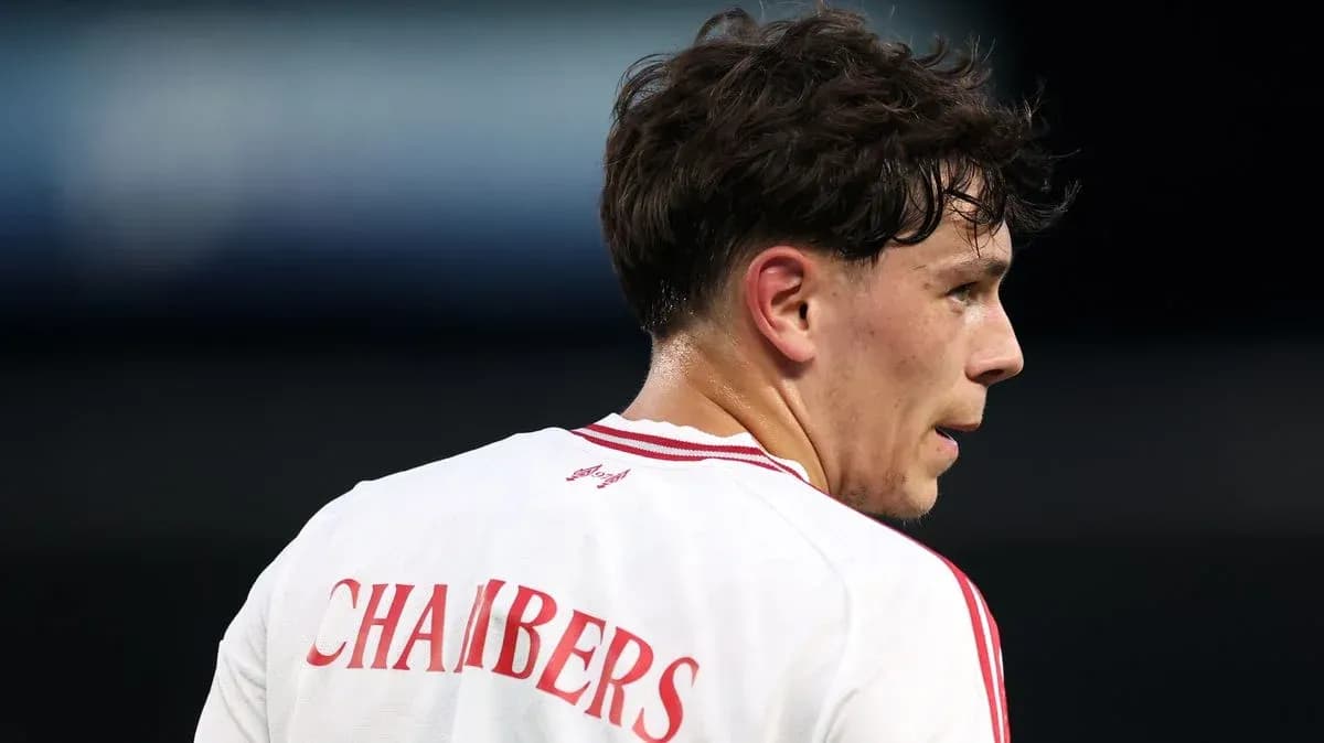 Jugador con camiseta blanca y apellido 'CHAMBERS' Jugador con camiseta blanca y apellido 'CHAMBERS'