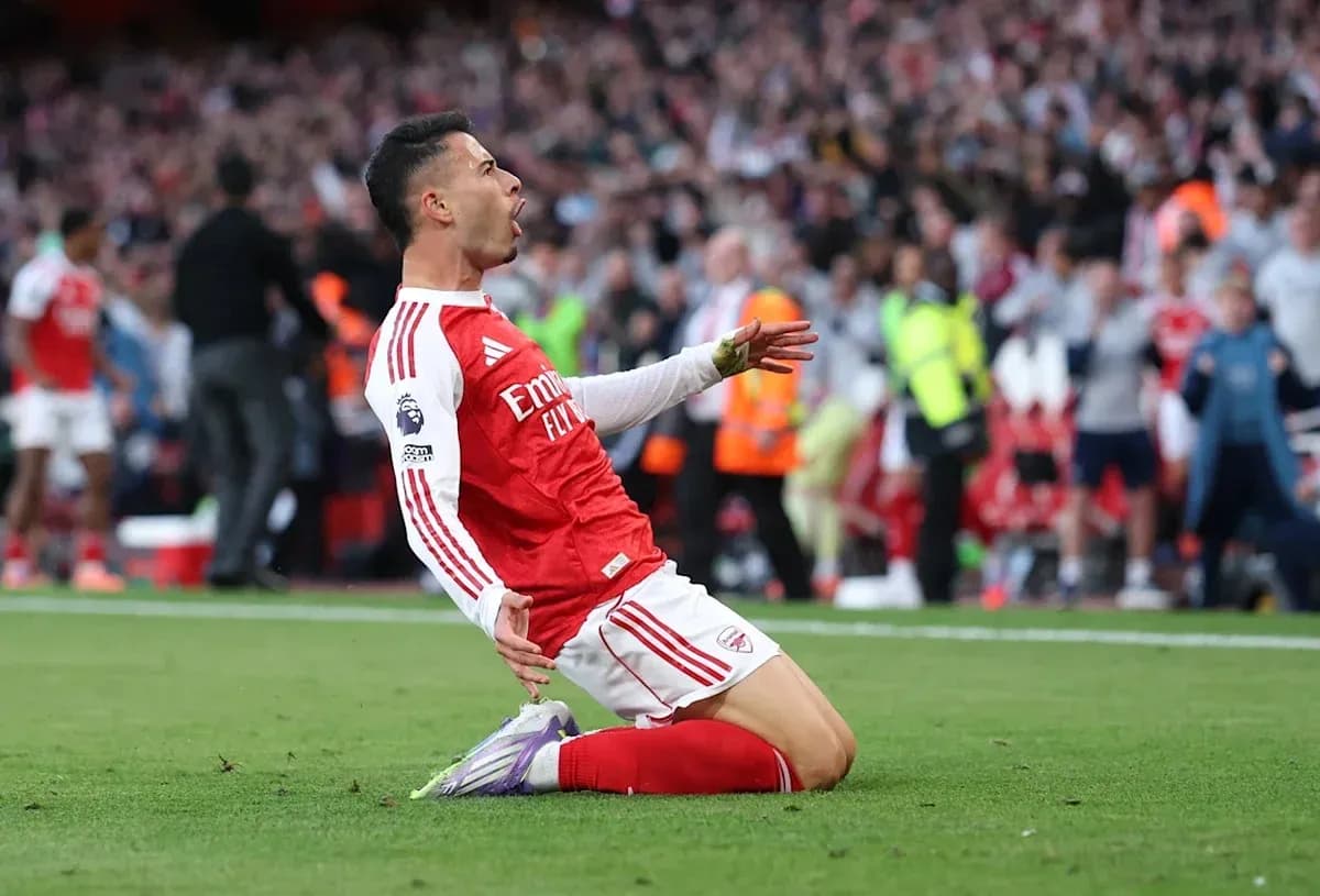 Jugador de Arsenal celebrando un gol en el campo Jugador de Arsenal celebrando un gol en el campo