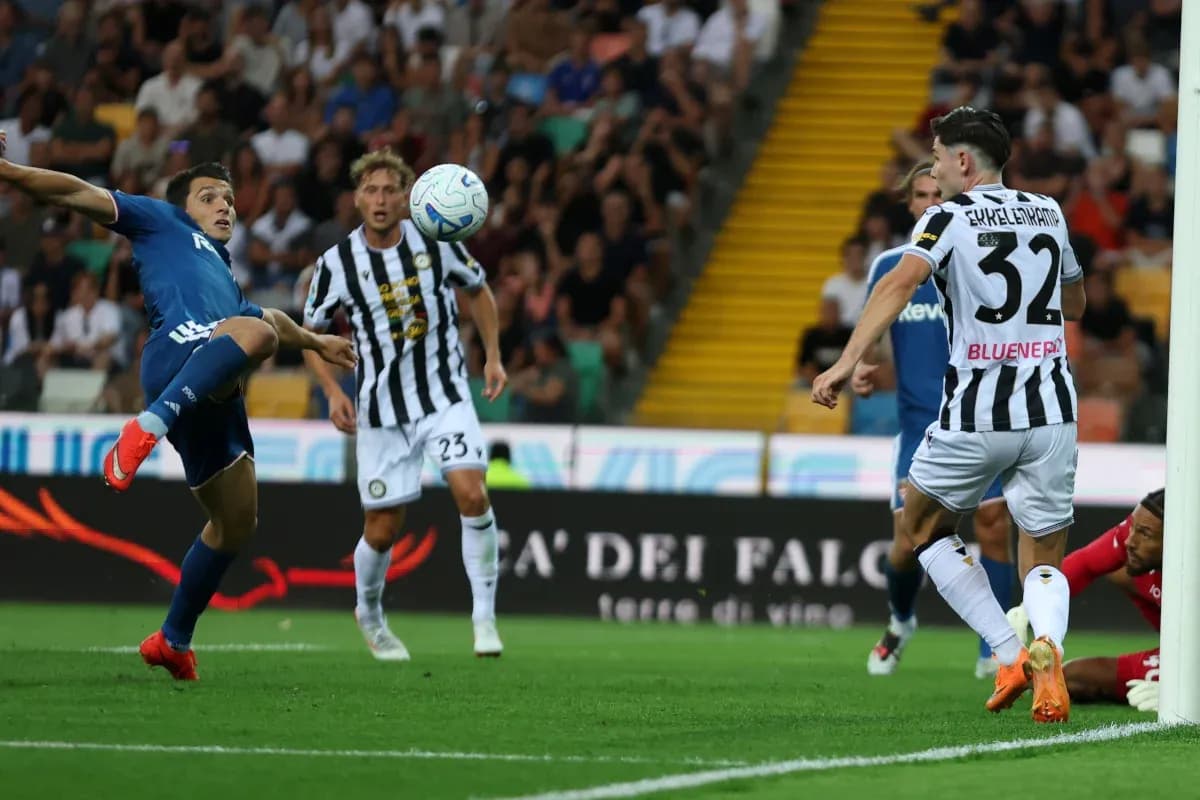 Jugadores de Udinese y Como en acción Jugadores de Udinese y Como en acción