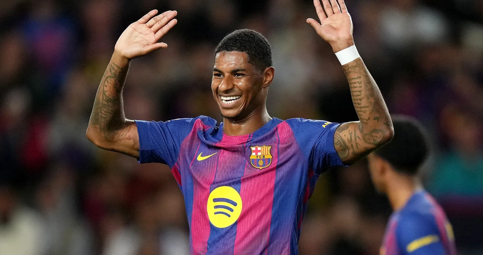 Jugador de Barcelona celebrando con las manos levantadas Jugador de Barcelona celebrando con las manos levantadas