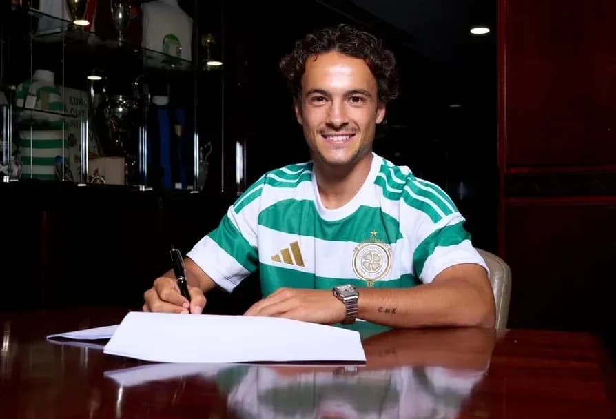 Jugador firmando contrato en la mesa Jugador firmando contrato en la mesa