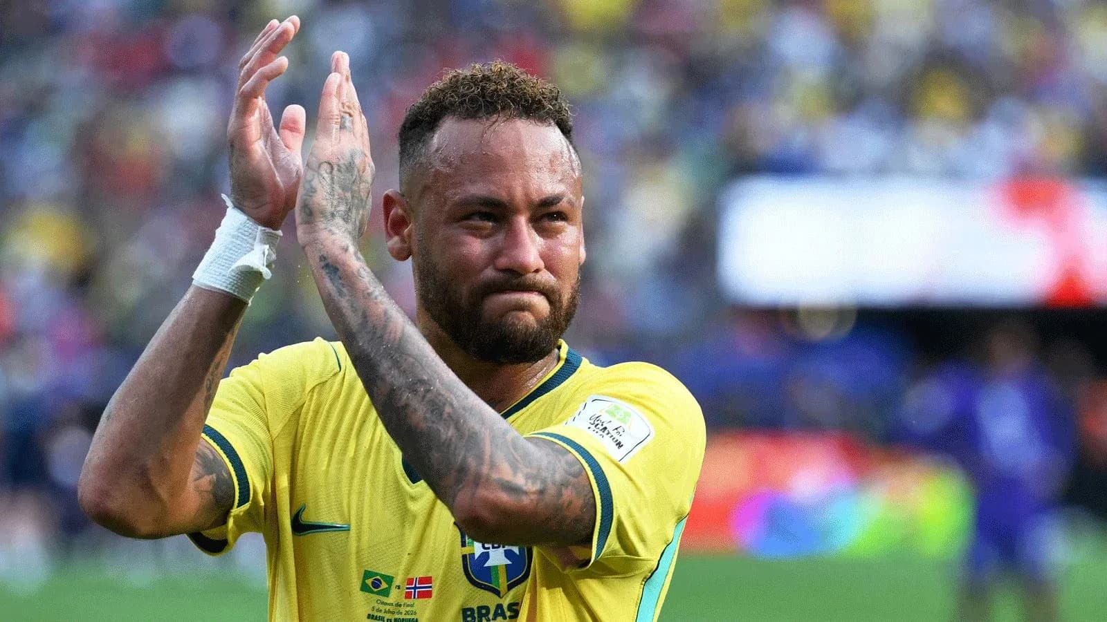Jugador aplaudiendo en partido de fútbol Jugador aplaudiendo en partido de fútbol