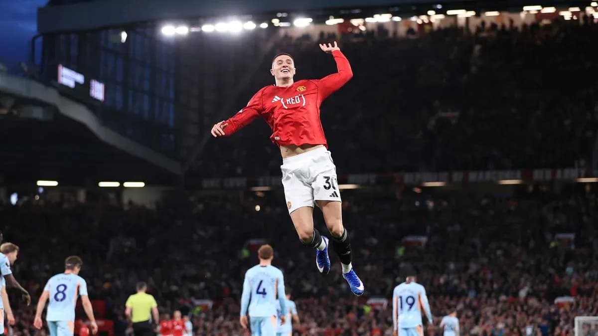 Jugador de Manchester United saltando en celebración Jugador de Manchester United saltando en celebración