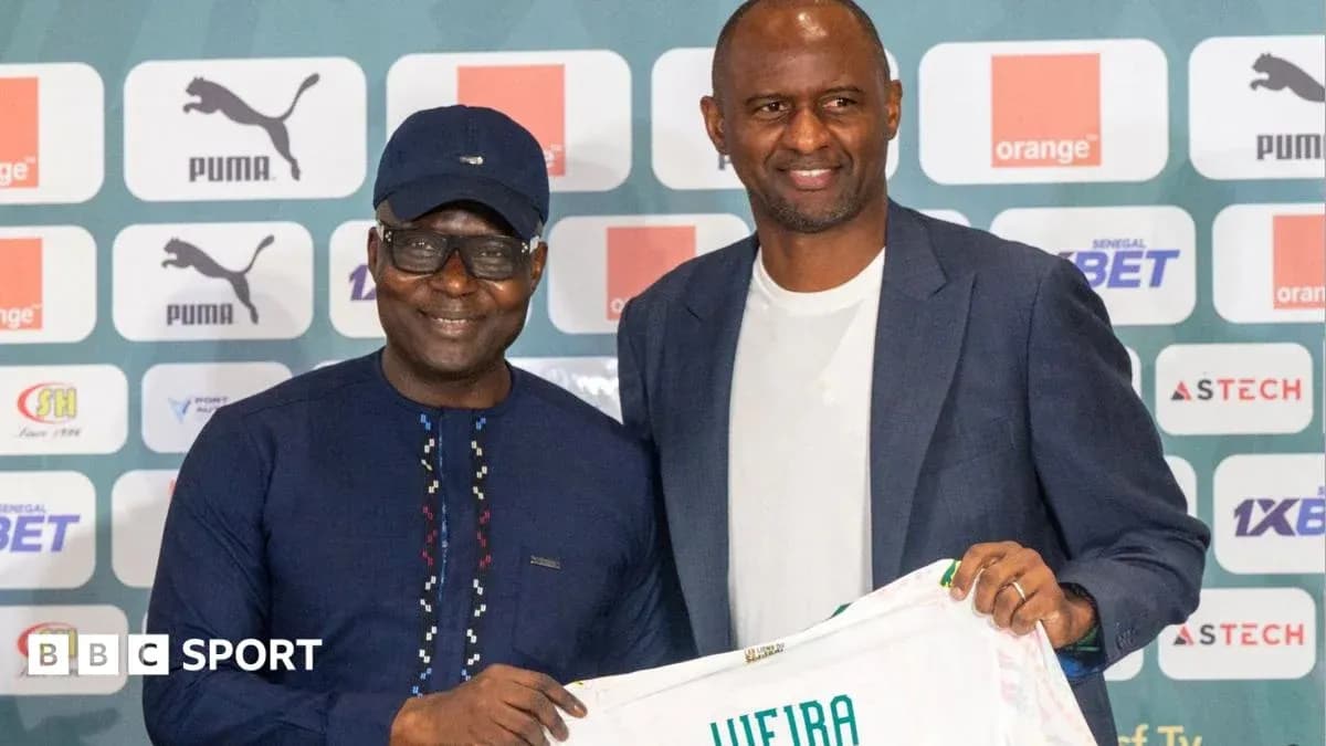 Presentación de nuevo entrenador con camiseta del equipo Presentación de nuevo entrenador con camiseta del equipo