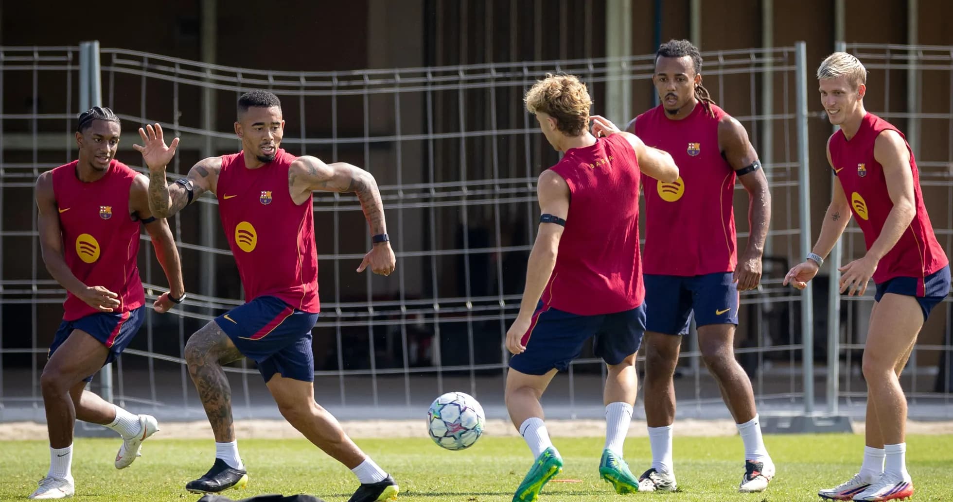 Jugadores del FC Barcelona entrenando con balón Jugadores del FC Barcelona entrenando con balón