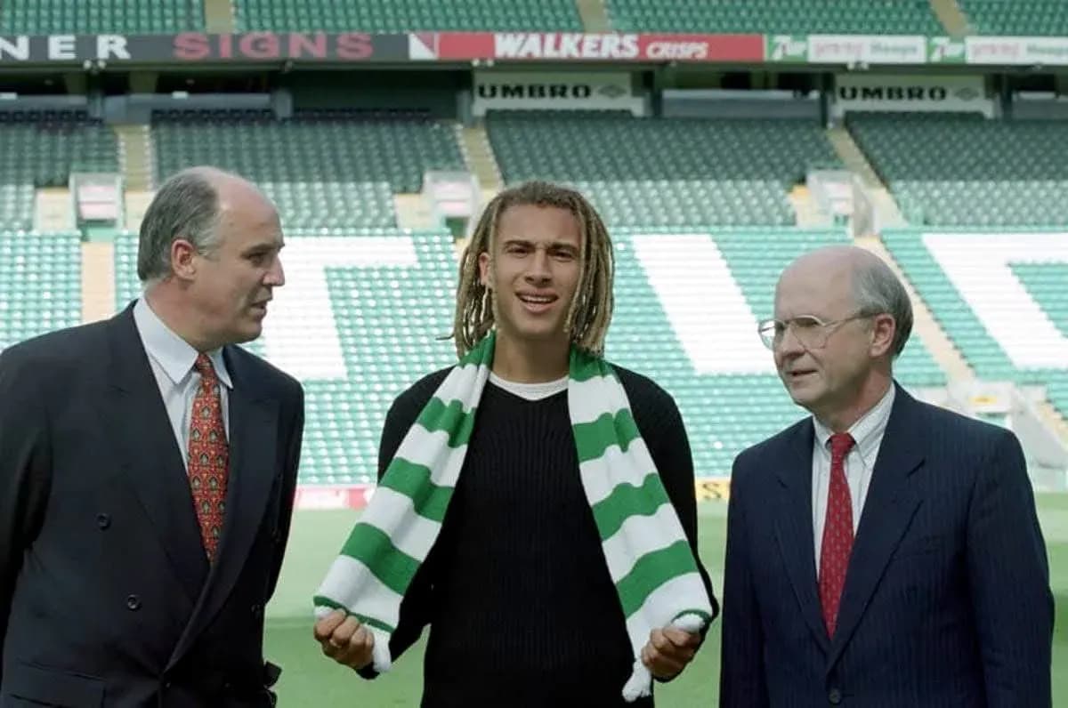 Jugador con bufanda del Celtic en presentación oficial Jugador con bufanda del Celtic en presentación oficial