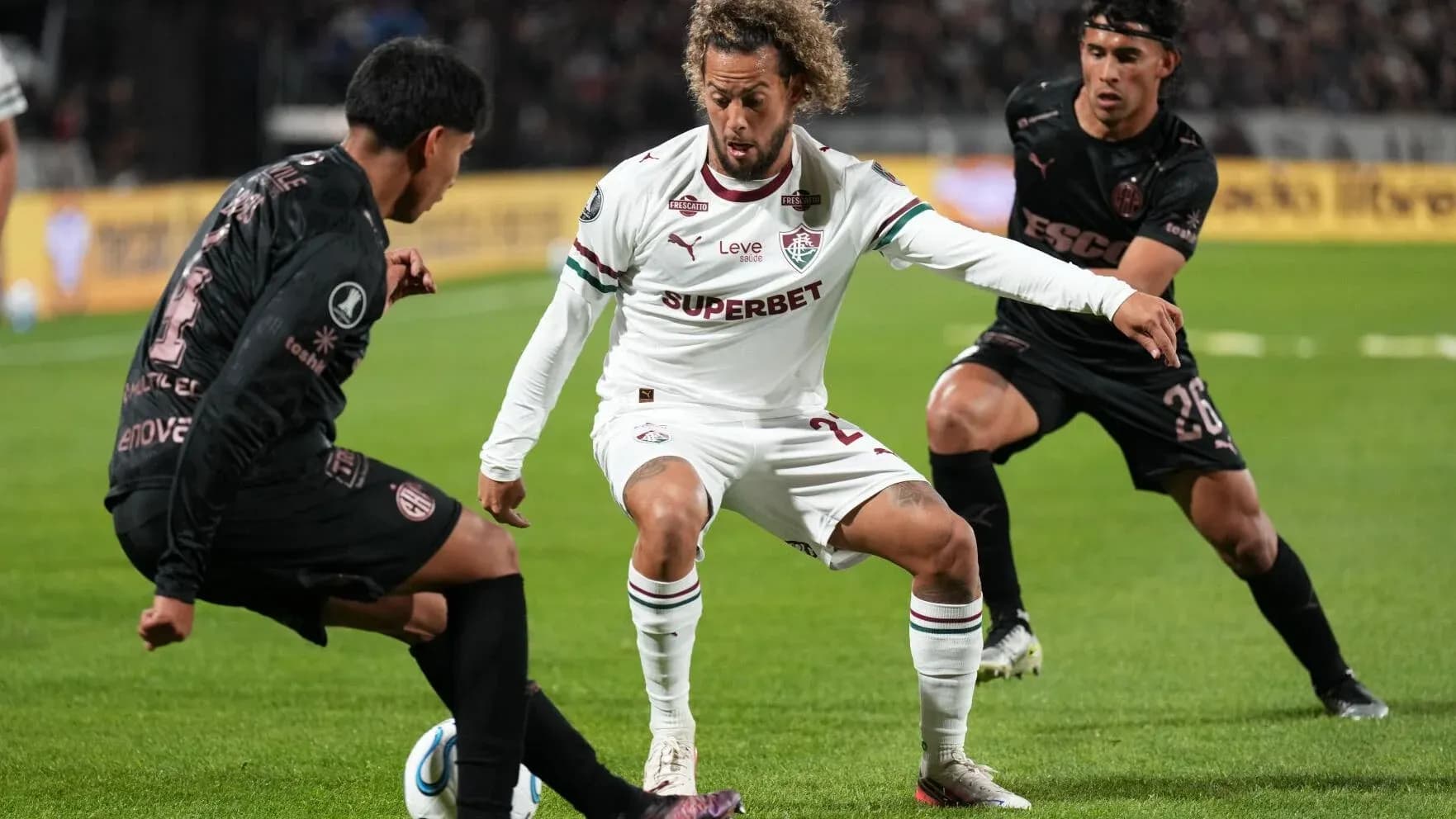 Jugadores de Platense y Fluminense en acción Jugadores de Platense y Fluminense en acción