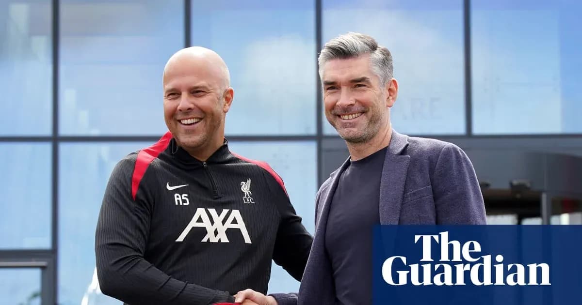 Dos hombres estrechando manos en instalaciones de Liverpool Dos hombres estrechando manos en instalaciones de Liverpool