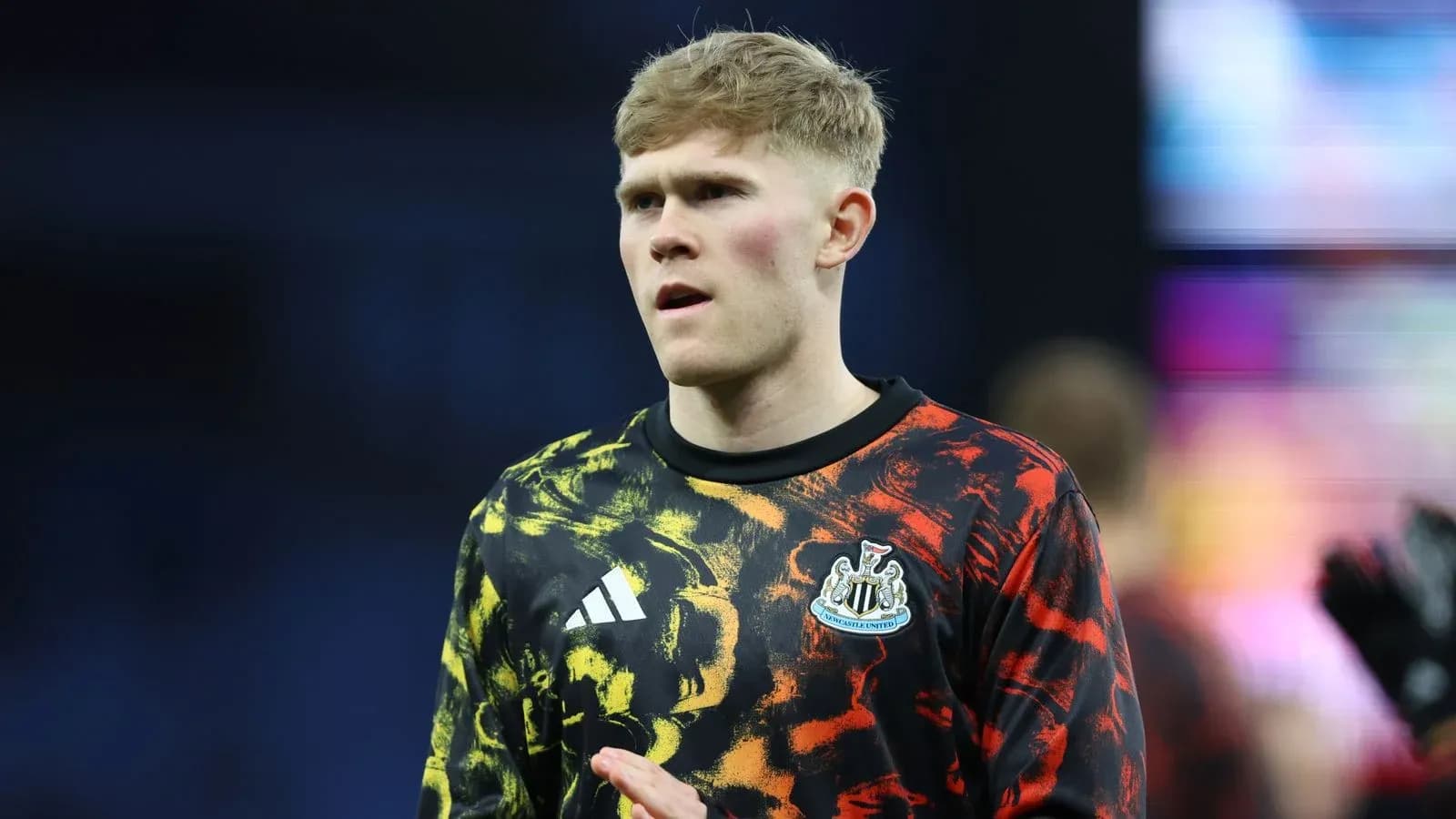 Jugador de Newcastle United en uniforme de calentamiento Jugador de Newcastle United en uniforme de calentamiento