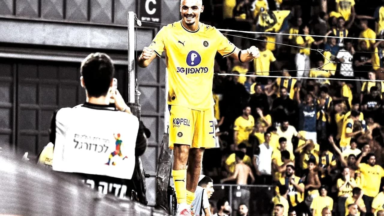 Jugador de Maccabi Tel Aviv celebrando con aficionados Jugador de Maccabi Tel Aviv celebrando con aficionados