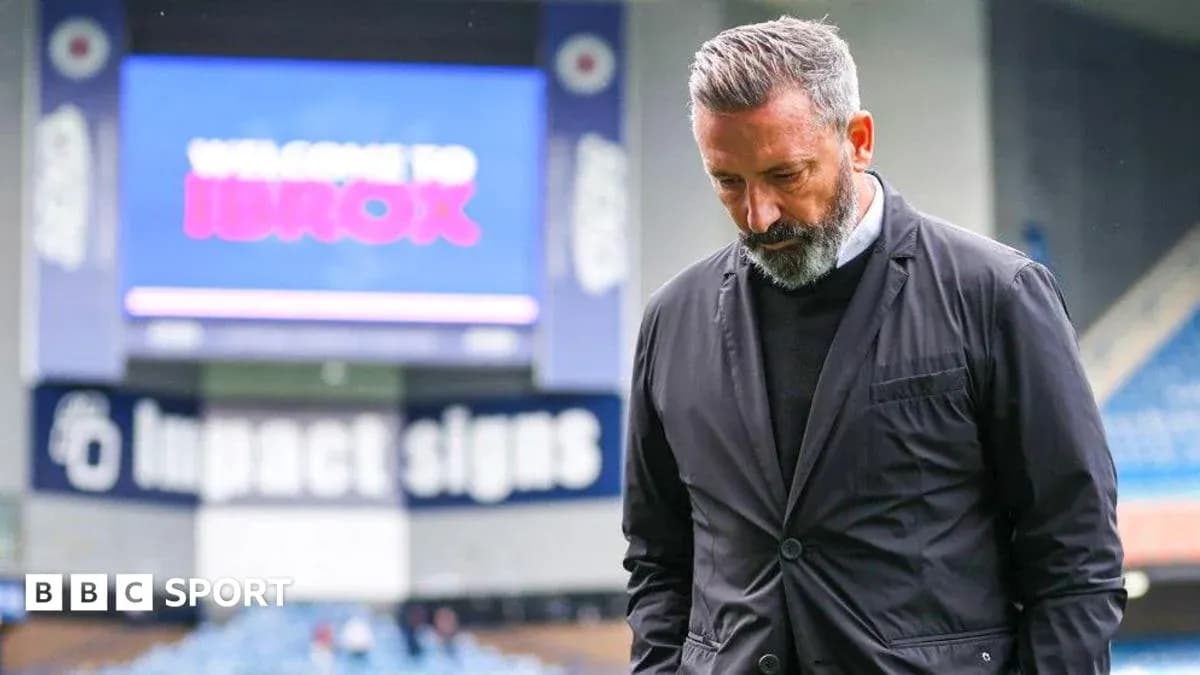 Entrenador caminando en el estadio Ibrox Entrenador caminando en el estadio Ibrox